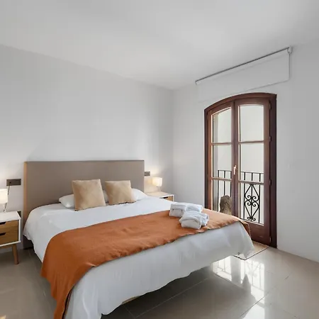 Stylish Refurbished 2 Bed In The Heart Of Puerto Banus شقة