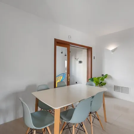 Stylish Refurbished 2 Bed In The Heart Of Puerto Banús Marbella