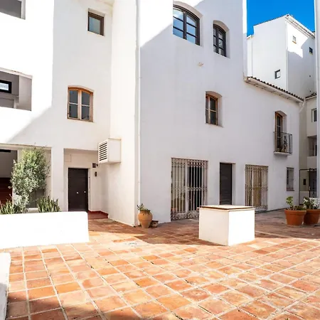Stylish Refurbished 2 Bed In The Heart Of Puerto Banús *