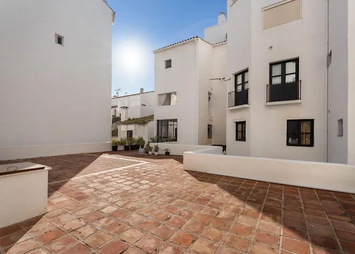 Stylish Refurbished 2 Bed In The Heart Of Puerto Banus Appartamento Marbella