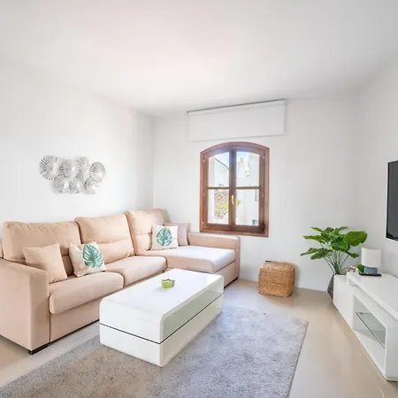 Stylish Refurbished 2 Bed In The Heart Of Puerto Banus Marbella