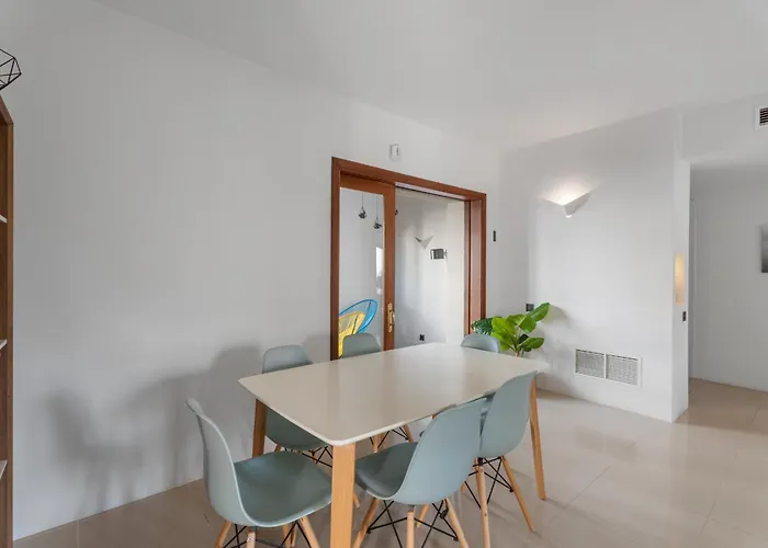 Stylish Refurbished 2 Bed In The Heart Of Puerto Banus Marbella